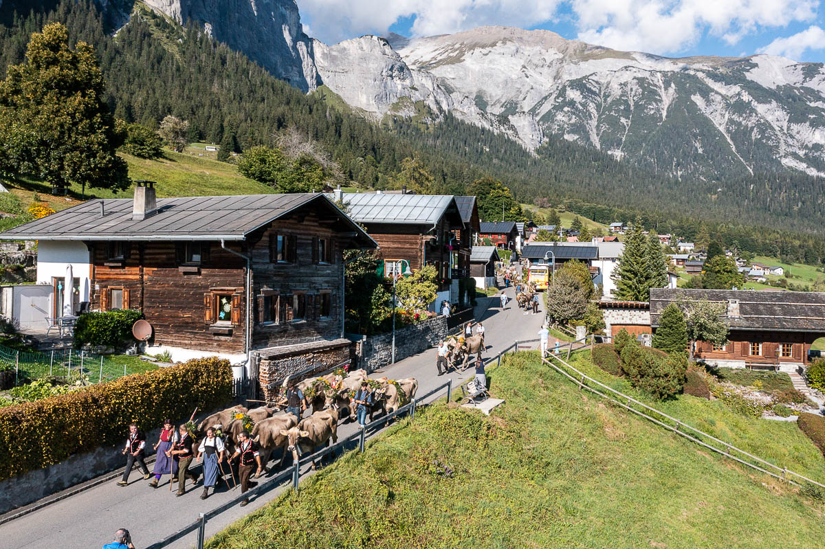 Durch Fidaz geht es weiter ins Tal nach Flims.