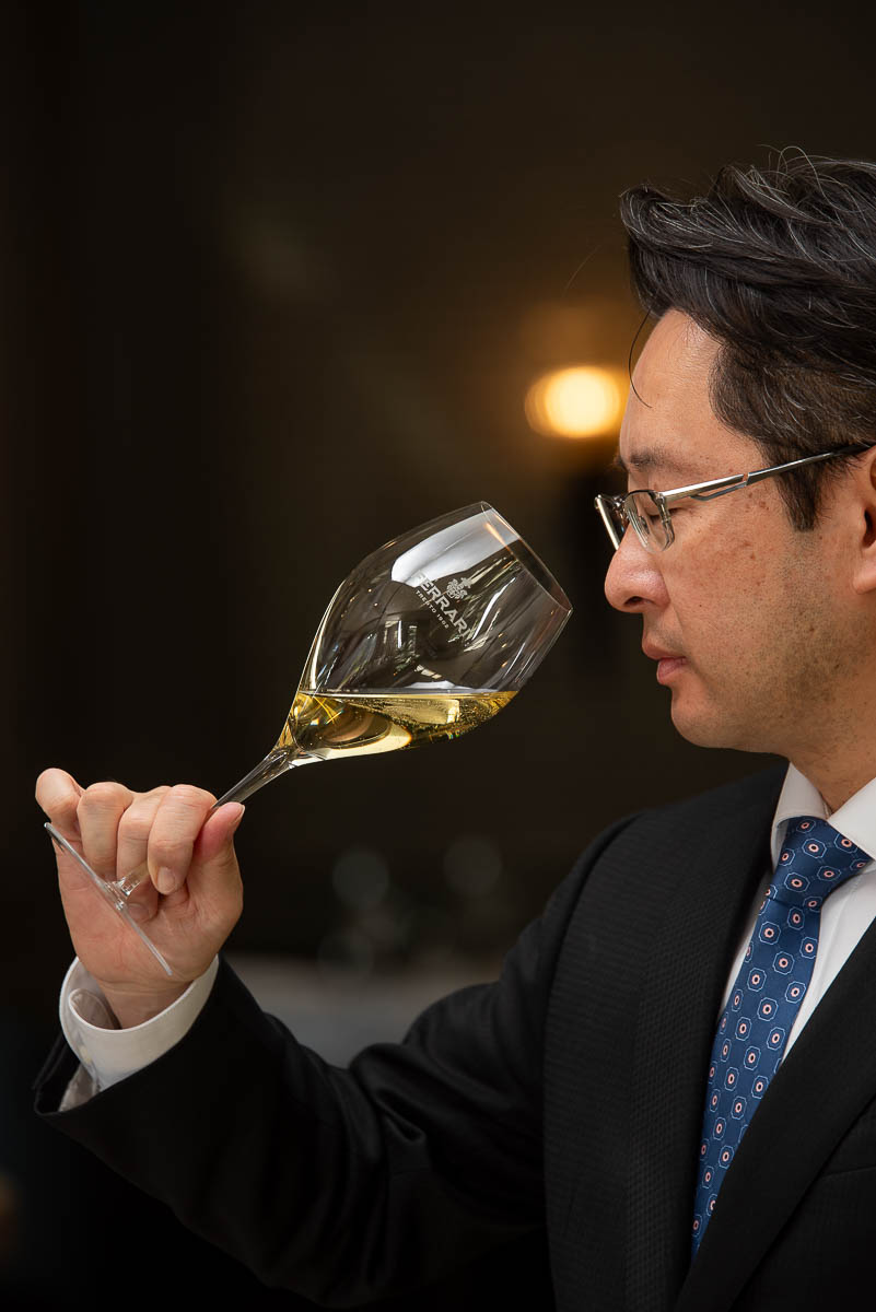 Mit der Nase voraus: Sommelier Mototsugu Hayashi findet die perfekte Wein Begleitung.