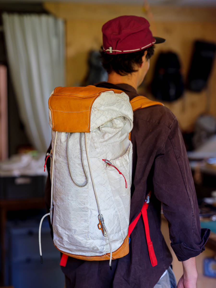 Naturfarbenes Leder, eine knittrige Kunstfaser, die Hardware aus Alu.