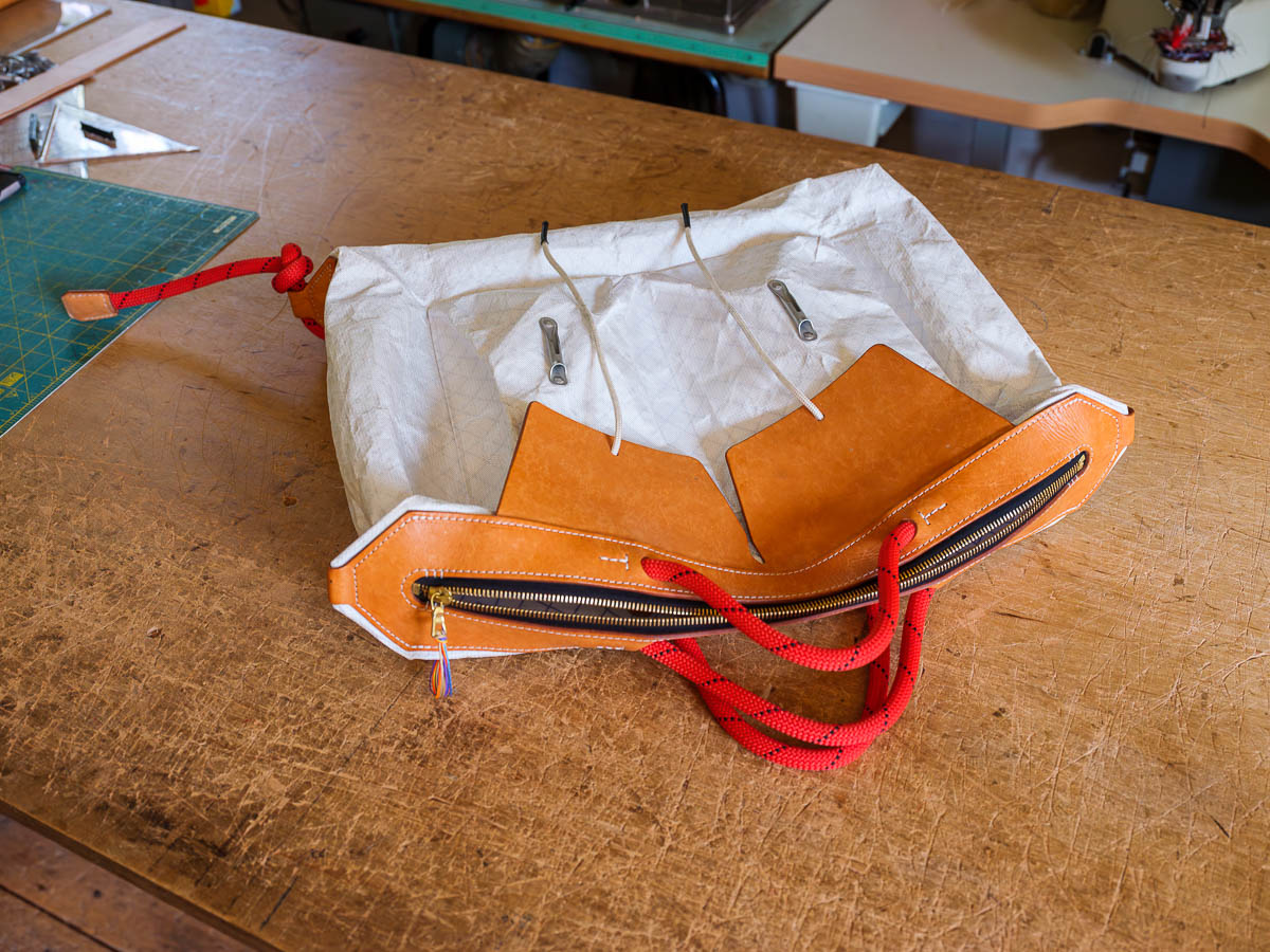 – 1–4 Wie ein Schneideratelier mutet die Werkstatt an. Das Nähen hat sich der Produktdesigner selbst beigebracht, unten eine Umhängetasche aus der aktuellen Kollektion.