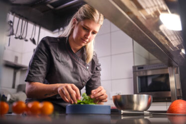 Alpine Küche bedeutet für mich vor allem eines: Natur pur. Alles, was unsere Berge und Wälder hergeben – Wild, Beeren, Pilze – steht im Mittelpunkt.