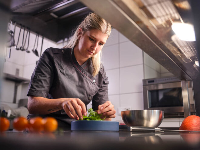 Alpine Küche bedeutet für mich vor allem eines: Natur pur. Alles, was unsere Berge und Wälder hergeben – Wild, Beeren, Pilze – steht im Mittelpunkt.
