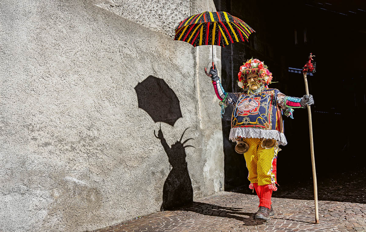 Der Karneval von Schignano Schignano am Faschingsdienstag. Ein Belli schreitet stolz und eitel durch die engen Gassen des kleinen Ortes oberhalb des berühmten Comer Sees.