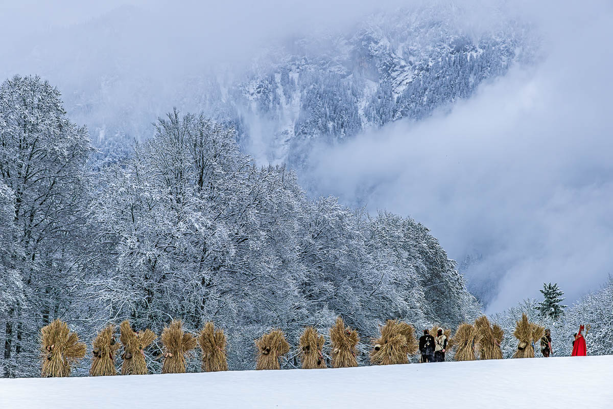 Der Krampus- und Buttnmandllauf in Berchtesgaden im Dezember Bereits am ersten Advent sammelt sich diese Strohbuttnmandlbass auf einem kleinen Hügel nahe Loipl, dem Ort im Berchtesgadener Land, wo das Buttnmandllaufen beginnt.