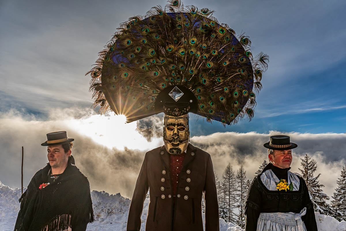Der Goldegger Perchtenlauf im Salzburger Land, am 1. Januar Der Goldegger Perchtenlauf ist ein alter Einkehrbrauch, der erst 1995 wiederbelebt wurde. Damals diente eine Schönperchtenmaske aus dem 18. Jahrhundert aus dem Österreichischen Museum für Volkskunde den Goldeggern als Vorlage für ihre Kostümierung.