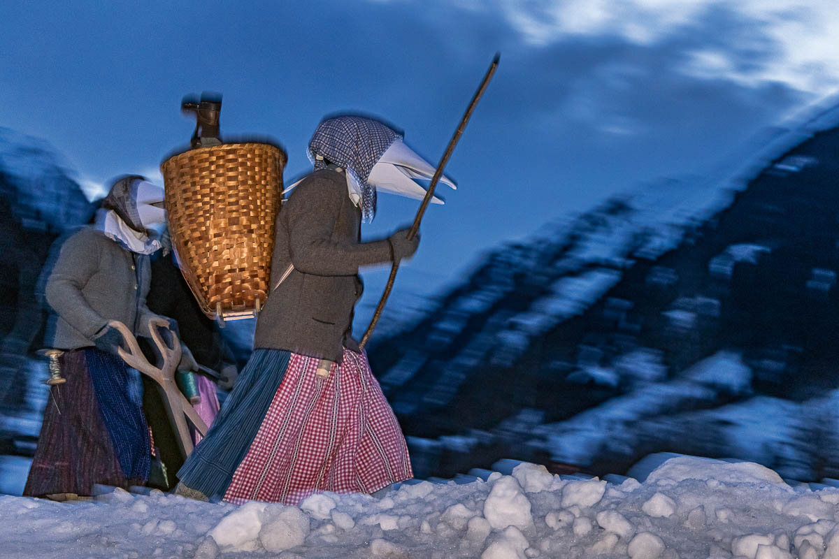 Die Schnabelperchten im Raurisertal, 5. Januar Im Raurisertal findet kurz nach Neujahr ein seltsamer Brauch statt, bei dem vogelartige Gestalten mit langen Schnäbeln von Haus zu Haus ziehen, um zu kontrollieren, ob die Wohnungen sauber und ordentlich sind.
