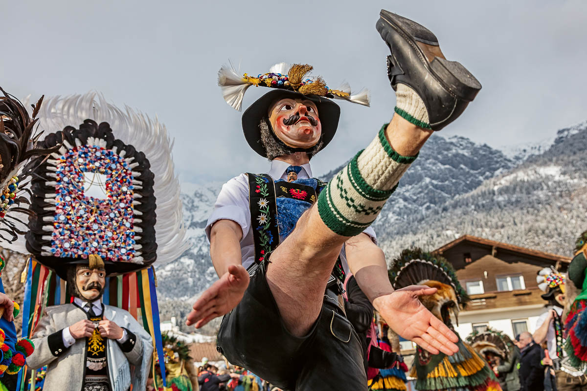Die Mullen und Matschgern in den Martha-Dörfern (Tirol, Österreich) im Fasching Die MARTHA-Dörfer Mühlau, Arzl, Rum, Thaur und Absam sind das Zentrum des Mullens und Matschgerns. Auch bei diesem archaischen Fastnachtbrauch geht es darum, den Winter zu vertreiben. Ein Melcher beim Plattler – unglaublich, wie hoch er sein Bein schwingen kann. Die Melcher in ihren kurzen Lederhosen stehen in einigen Dörfern für den Sommer (zum Beispiel in Rum), andernorts für den Frühling (zum Beispiel in Thaur).
