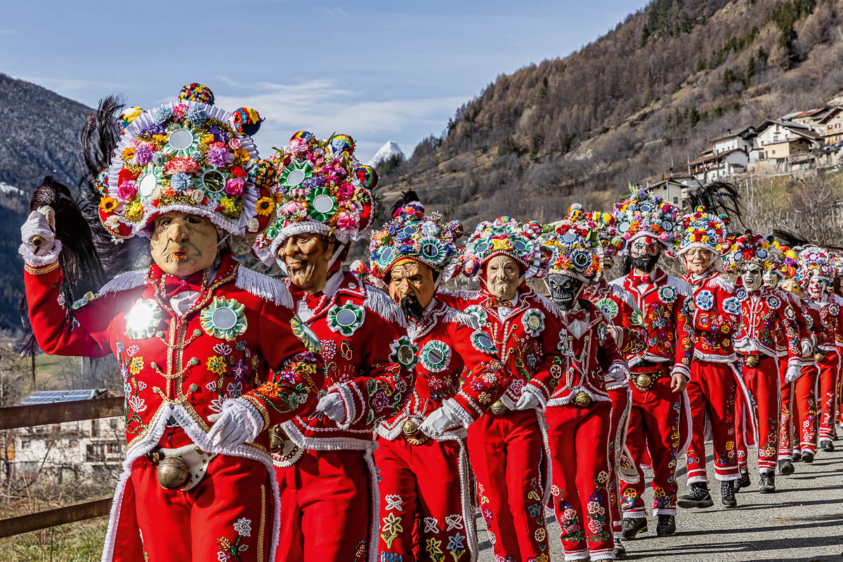 Der Karneval der Coumba Freida von Mitte Januar bis Faschingsdienstag Am Fuße des Großen St. Bernhard hat sich einer der farbenprächtigsten Fastnachtsbräuche im gesamten Alpenraum erhalten. Den kalten Winden, die durch das Tal fegen, verdankt der Karneval seinen Namen »Coumba Freida« (»Eisiges Tal«).