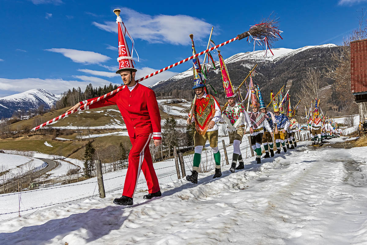 Das Faschingsrennen in der Krakau (Steiermark, Österreich) Am Damischen Montag (Rosenmontag) steht das abgelegene Krakautal Kopf. Der Grund: das Faschingsrennen, das als einer der ältesten Bräuche der Steiermark gilt. Der bunte Zug auf dem Weg zum nächsten Hof: Vorne läuft der Wegauskehrer, dahinter Schell- und Glockfaschinge.Einmal im Jahr an zwei aufeinanderfolgenden Tagen wird der kleine, beschauliche Ort Bagolino mit seinen knapp 4.000 Einwohnern zum Schauplatz einer traditionsreichen Karnevalsveranstaltung, bei der sich alles ums Tanzen dreht.