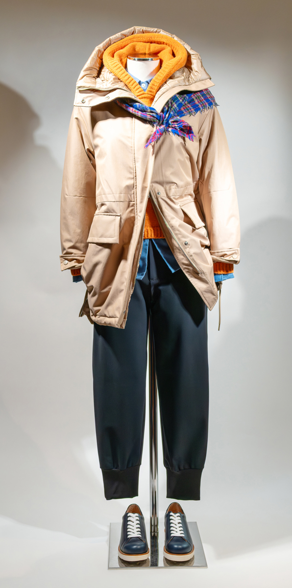 Outdoorjacke von Duno, 499 Euro / Pullover mit Kapuze von Astrifa, 289 Euro / Flanellbluse von Manufaktur Grasegger, 139 Euro / Hose von PNTS, 229 Euro / Tuch von Moismont, 79,90 Euro / Sneakers von Desenrasco, 399 Euro.