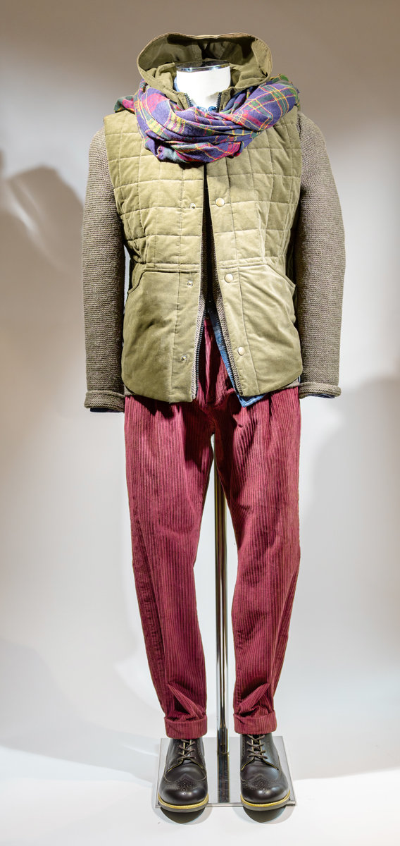 Cordweste von 2964 Garmisch, 269 Euro / Strickjacke mit Kapuze von 2964 Garmisch, 329 Euro / Flanellpfoad von Rails, 159 Euro / Cordhose von BOB, 169 Euro / Schal von Moismont, 139 Euro / Boots von Desenrasco, 289 Euro.