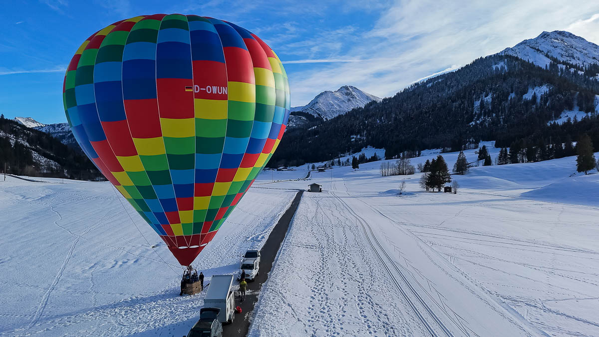 Für viele Gäste ist die Ballonfahrt mehr als ein Panorama – sie bedeutet Entschleunigung hoch über dem winterlichen Tal.