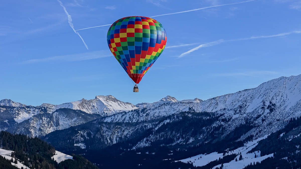 Weite Sicht, ruhige Luft, winterliches Licht: Ballonfahrten im Tannheimer Tal zählen für viele Piloten zu den schönsten der Saison.