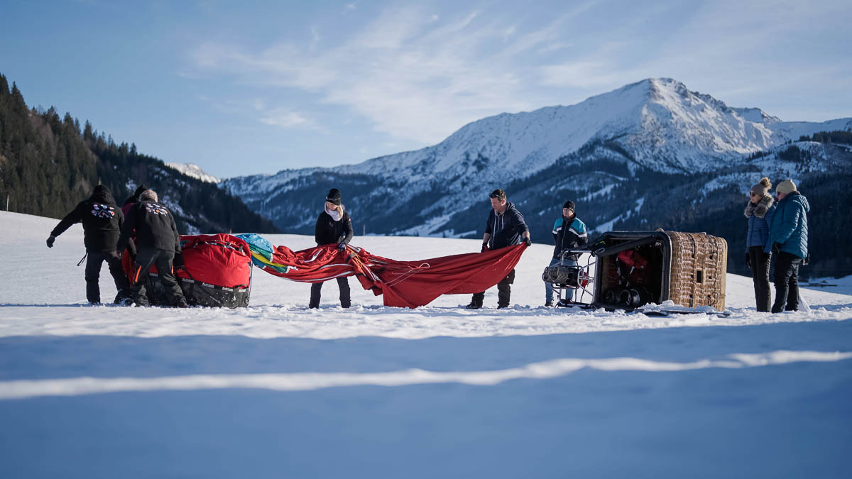 Rudi Höfer beim Vorbereiten eines Ballons für das Winter-Ballonfestival im Tannheimer