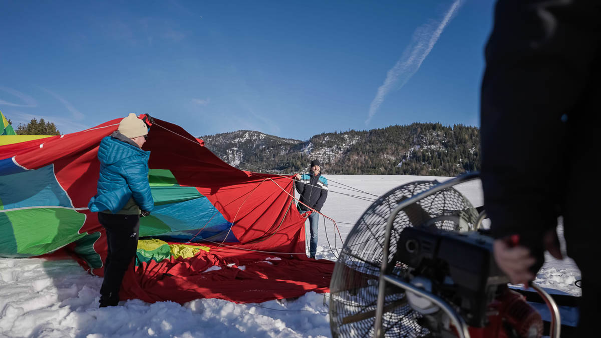 Rudi Höfer beim Vorbereiten eines Ballons für das Winter-Ballonfestival im Tannheimer