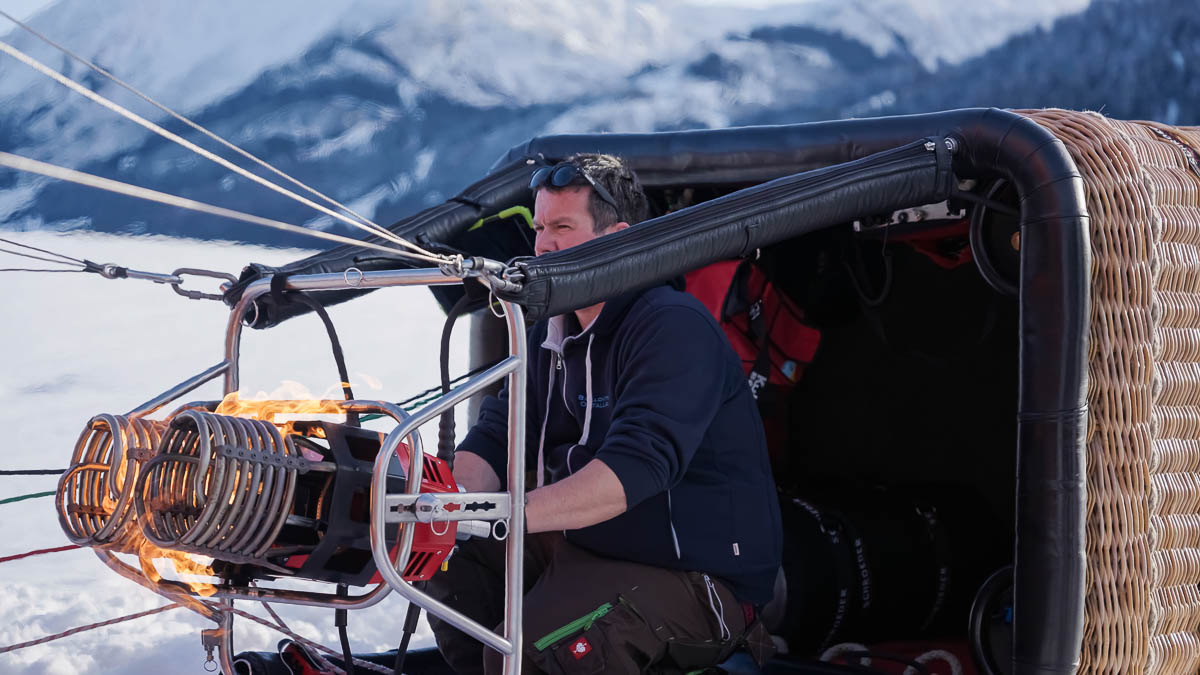 Rudi Höfer beim Vorbereiten eines Ballons für das Winter-Ballonfestival im Tannheimer