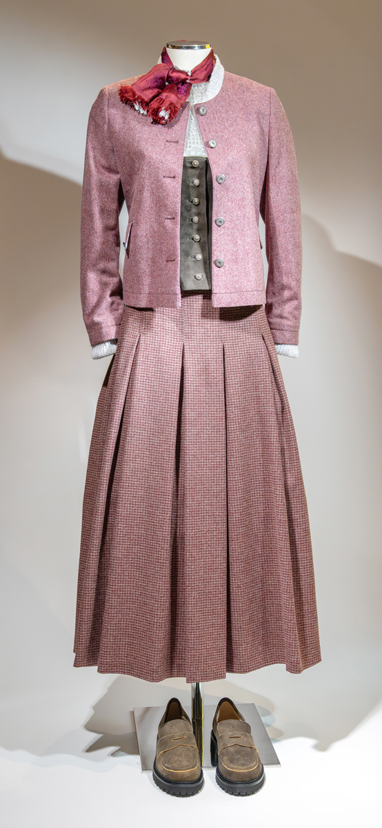 Lodenjoppe von Manufaktur Grasegger, 389 Euro / Ledermieder von Meindl, 899 Euro / Spitzenbluse von Kinga Mathe, 229 Euro / Rock kariert von Manufaktur Grasegger, 299 Euro / Lederschuhe von dirndl+bua, 239 Euro / Seidentuch von Manufaktur Grasegger, 89,90 Euro.