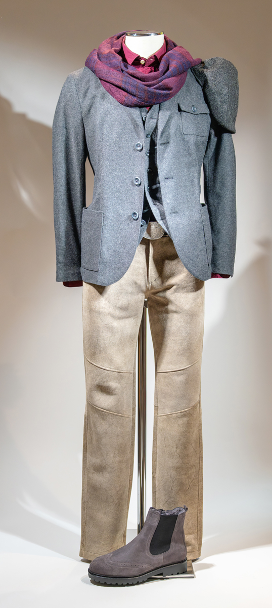 Lodenjoppe von Manufaktur Grasegger, 369 Euro / Weste von Manufaktur Grasegger, 229 Euro / Hemd von Two Flowers, 59,90 Euro / Lederhose von Meindl, 1649 Euro / Gürtel von Töpfer, 139 Euro / Lederschuhe von dirndl+bua, 269 Euro / Schal von Moismont, 129 Euro / Cap von Stetson, 59,90 Euro.