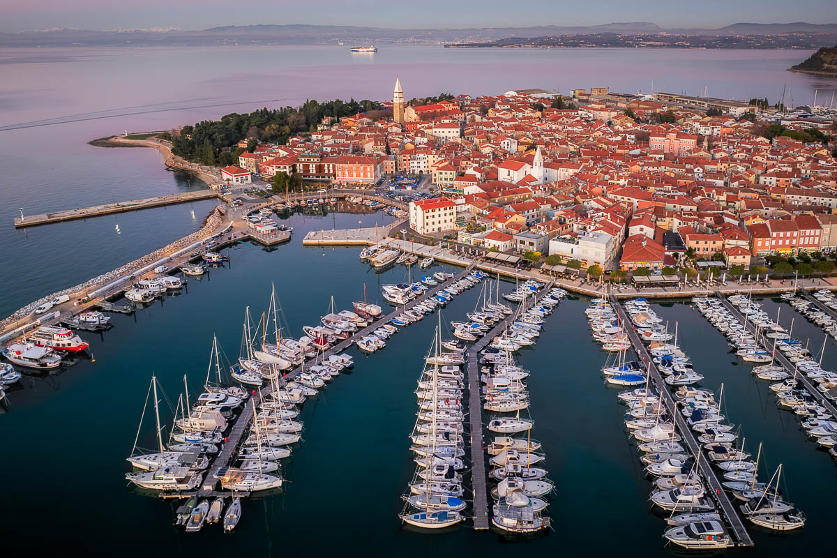 Luftaufnahme des Yachthafens von Izola mit Blick auf die Altstadt an der slowenischen Adriaküste. Copyright: Jaka Ivančič