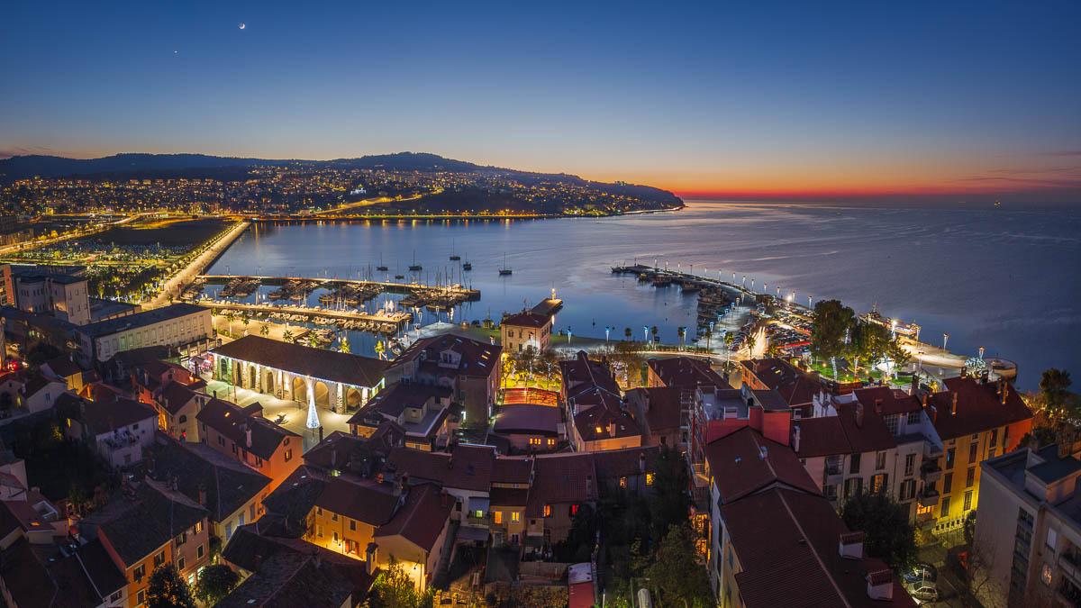 Blick über Koper bei Nacht mit Hafen, Altstadt und Lichtern entlang der slowenischen Adriaküste. Copyright: Jaka Ivančič