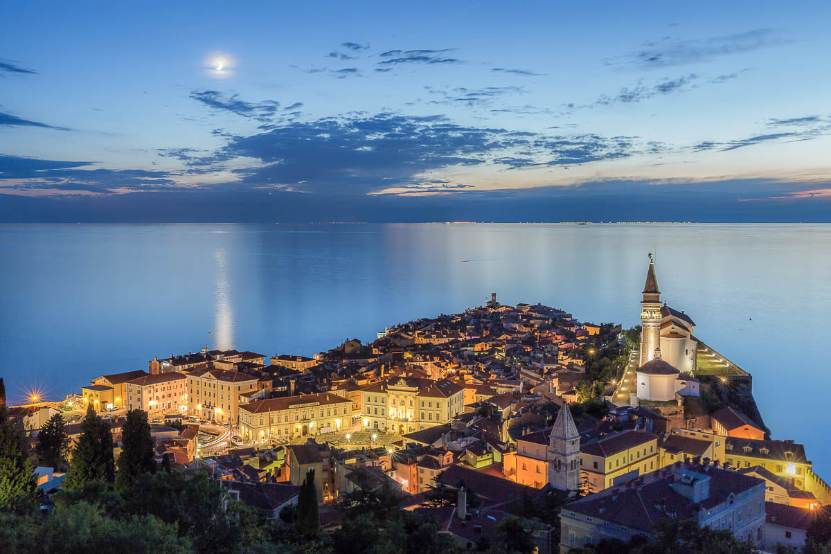 Die beleuchtete Altstadt von Piran am Abend, mit ruhiger Adria und winterlicher Stimmung. Copyright: Jaka Ivančič