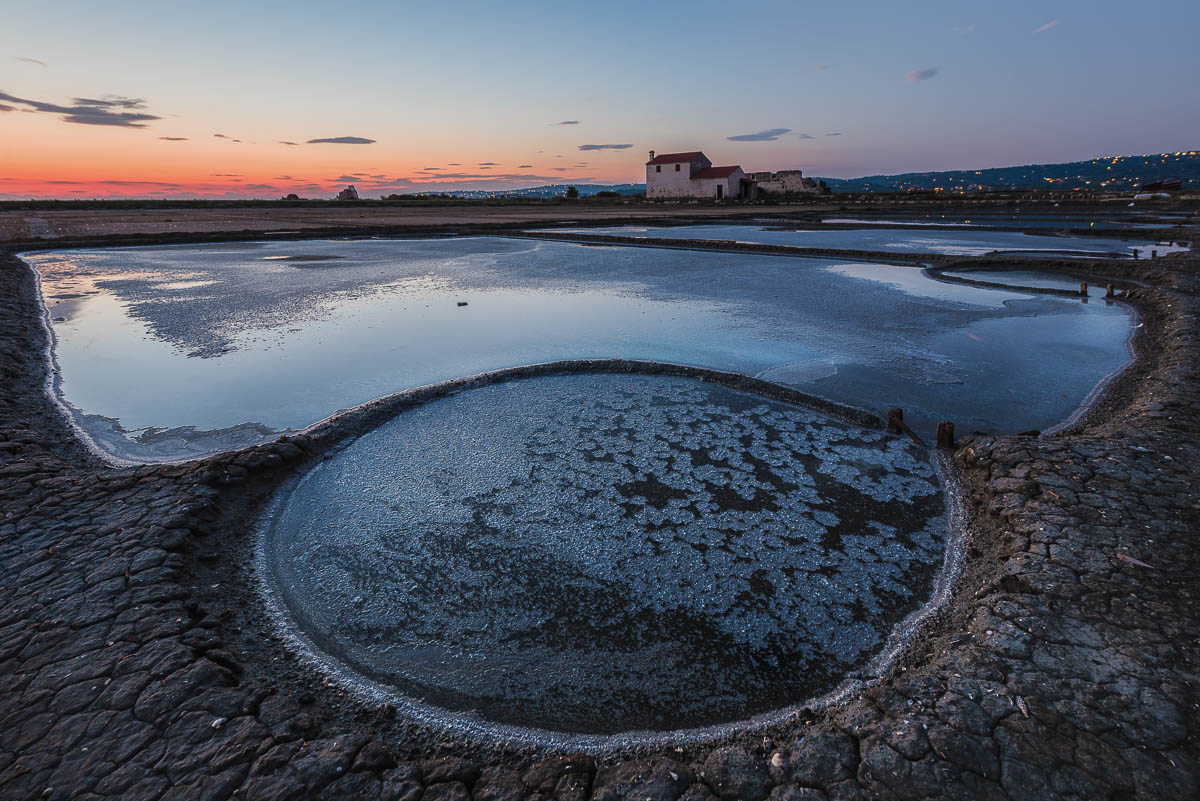 Gefrorene Salzfelder in den Salinen von Sečovlje im Winter, bei ruhigem Abendlicht nahe der slowenischen Adria. Copyright: Jaka Ivančič