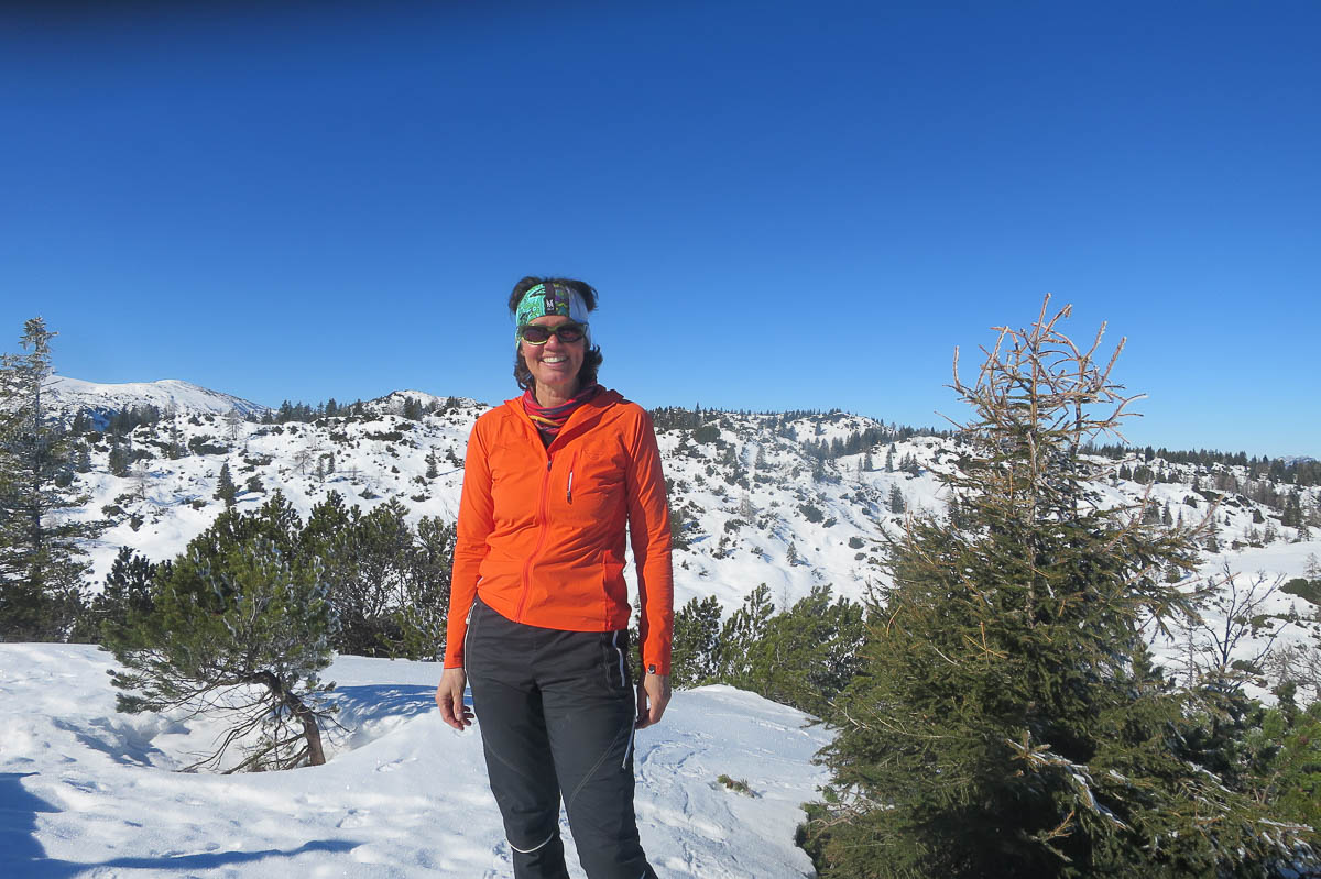 Bergwanderführerin Lisa Flatscher im winterlichen Pillerseetal steht in verschneiter Berglandschaft für sanften Winterurlaub