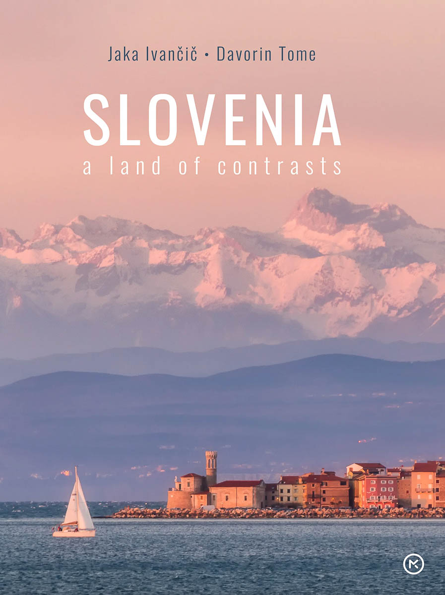Buchcover „Slovenia – A Land of Contrasts“ von Jaka Ivančič und Davorin Tome mit Blick auf Piran, die Adria und die schneebedeckten Alpen im Hintergrund. Copyright: Jaka Ivančič