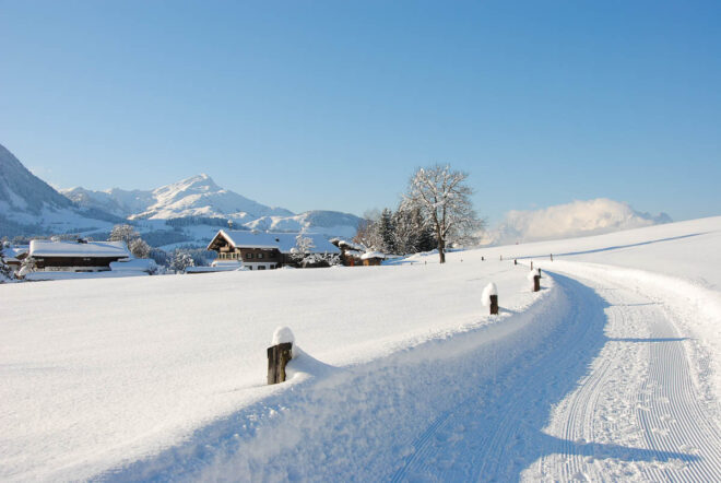 Präparierter Winterwanderweg durch verschneite Landschaft im Pillerseetal in Tirol