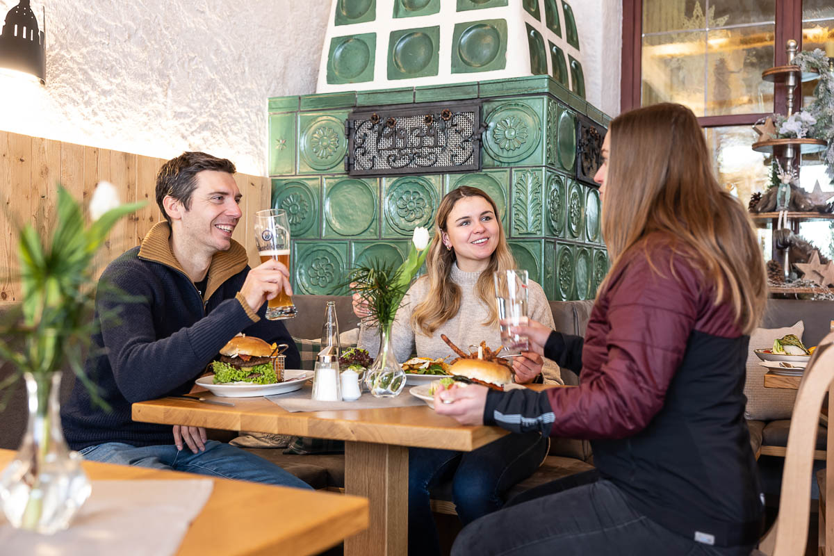 Einkehr nach der Winterwanderung in Ettal mit bayerischer Küche und Bier.