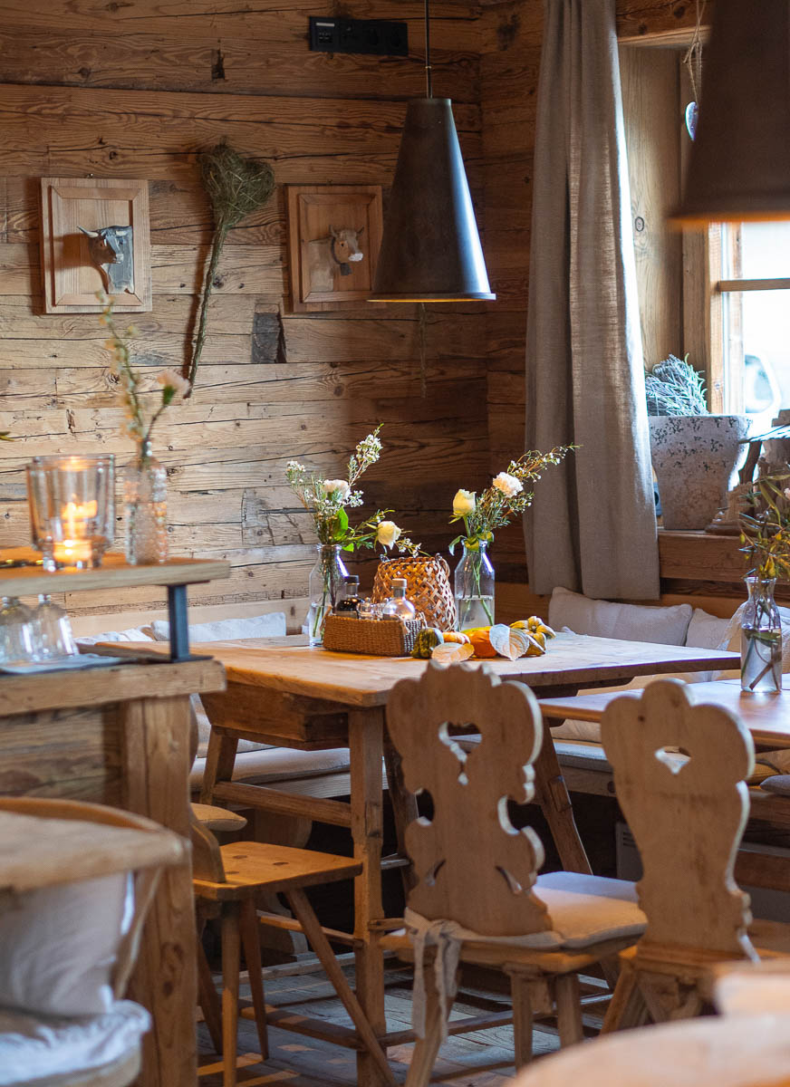 Rustikale Stube der hauseigenen Käserei im Unterschwarzachhof