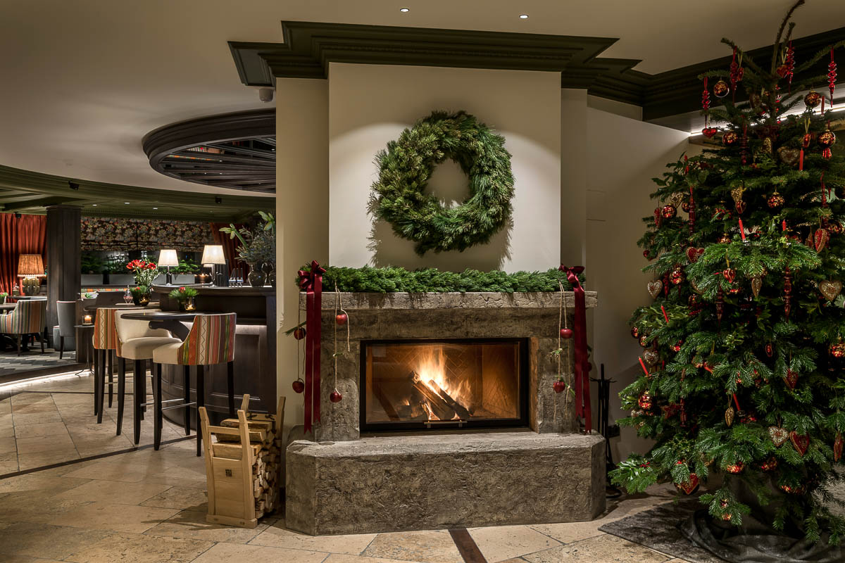 Gemütlicher Kaminbereich im Unterschwarzachhof mit festlicher Winterdekoration