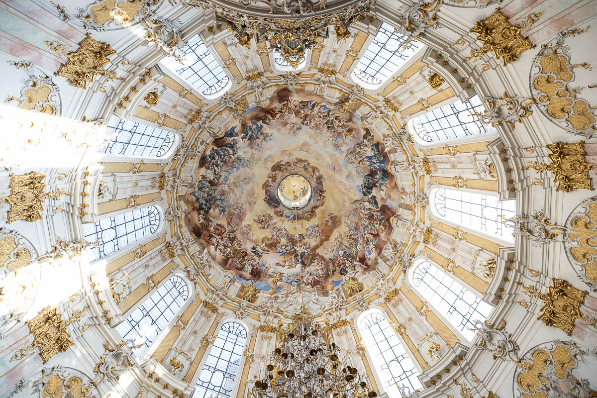 Barocke Kuppel der Basilika im Kloster Ettal mit kunstvollem Deckenfresko.