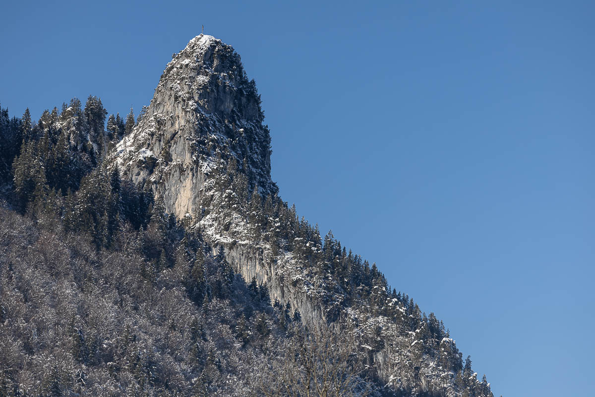 Der Kofel bei Oberammergau, markanter Felsgipfel im Winter.