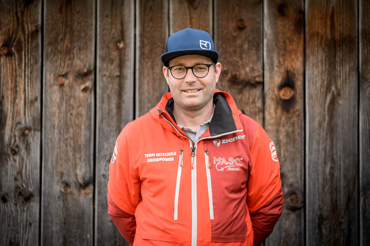 Michael Fasser, Gründer der Skischule Snowpower in Lermoos, spezialisiert auf Skifahren mit Behinderung.