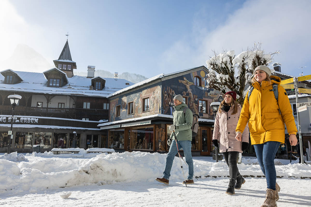 Winterspaziergang durch Oberammergau mit traditioneller Lüftlmalerei an den Häusern.