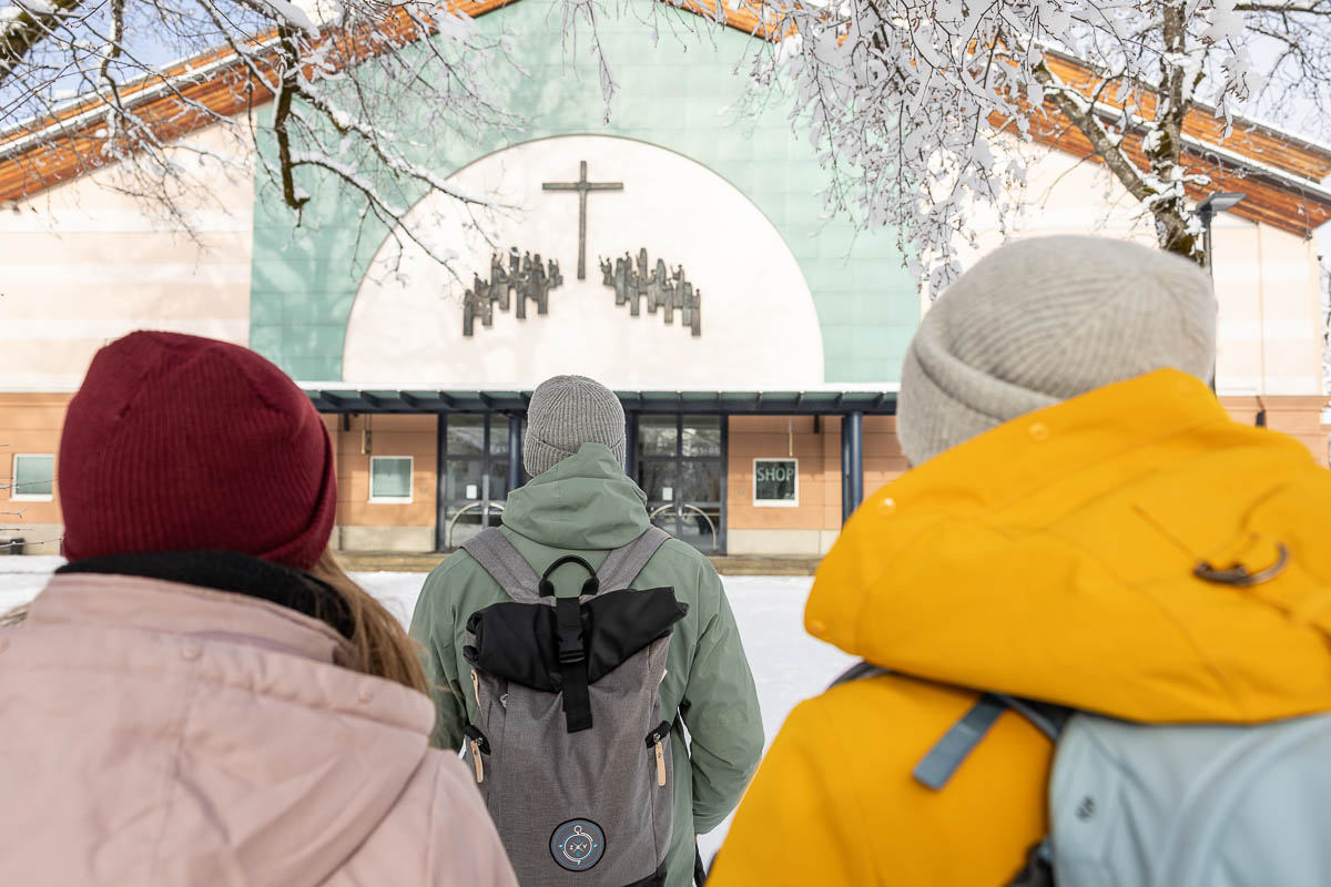 Besucher vor dem Passionstheater Oberammergau im Winter.