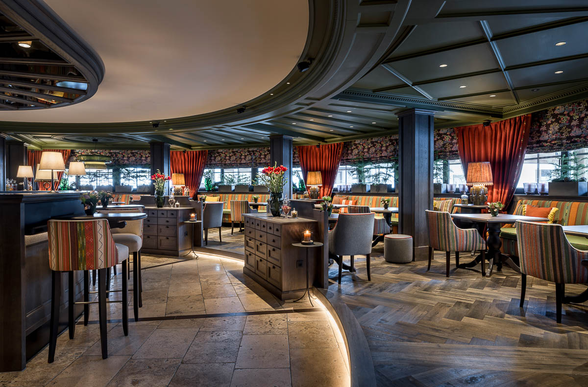Stilvoller Restaurant- und Loungebereich im Unterschwarzachhof in Saalbach-Hinterglemm mit alpinem Interieur und gemütlicher Atmosphäre