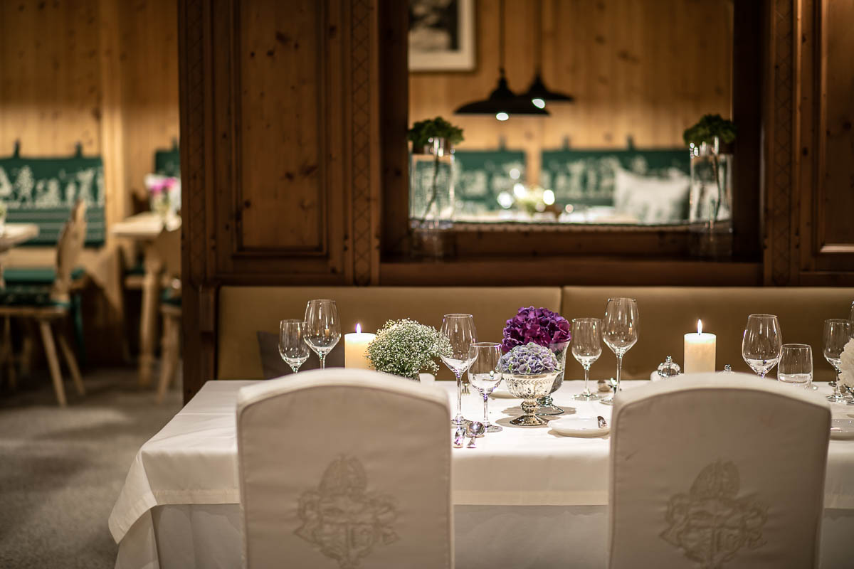 Stilvoll gedeckter Tisch im Restaurant des Unterschwarzachhofs in Saalbach