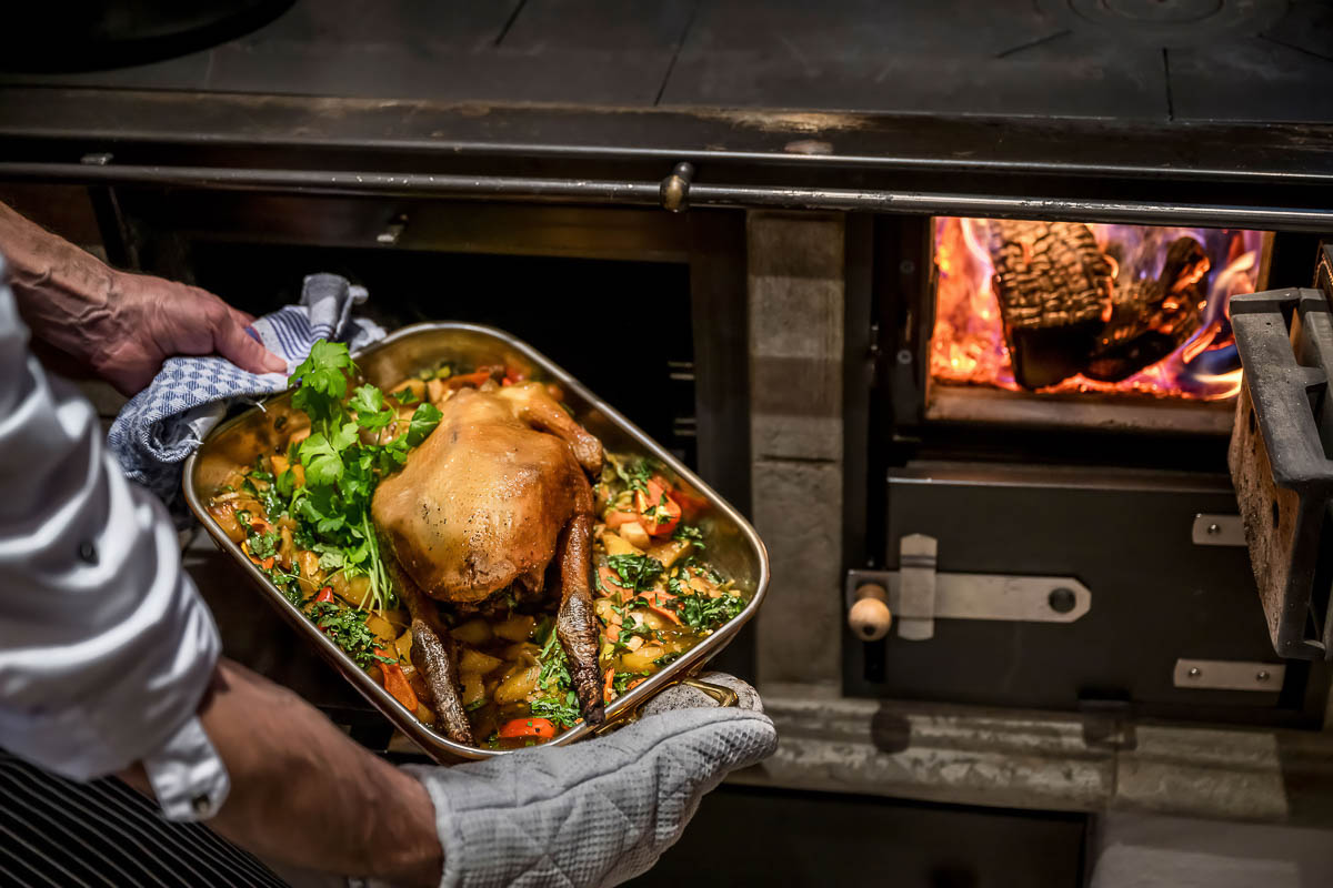 Traditionelles Ofengericht in der Schmiedalm des Unterschwarzachhofs