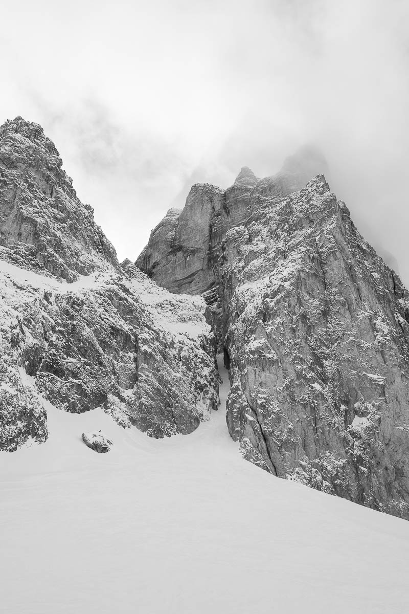 Schmale, felsdurchsetzte Steilrinne in den Alpen – klassisches Gelände für extremen Skialpinismus.