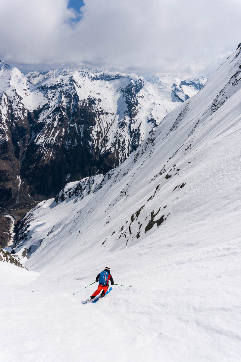 Skifahrer bei einer 45 Grad Steilwandabfahrt in den Alpen – kontrollierte Schwünge im extremen Gelände.