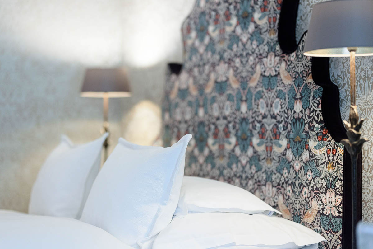 Detailansicht einer Suite im Unterschwarzachhof mit hochwertigen Stoffen und alpinem Interieur