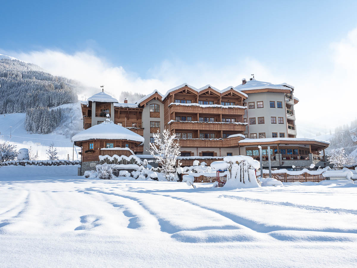Unterschwarzachhof in Saalbach-Hinterglemm im Winter mit verschneiter Bergkulisse