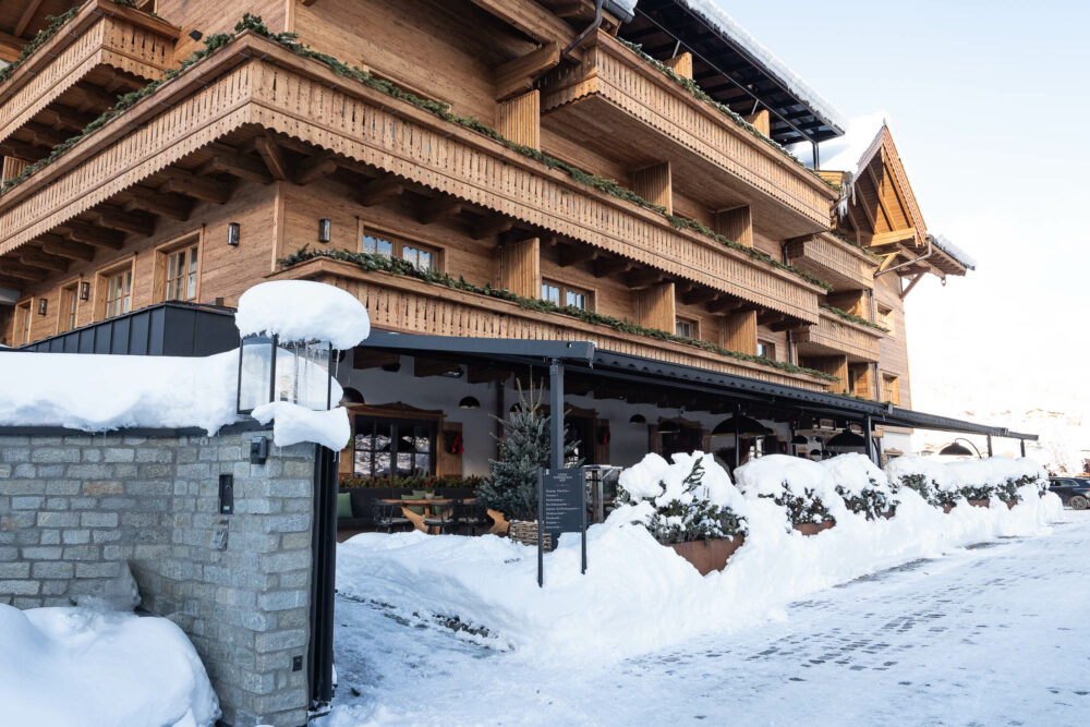 Außenansicht des Unterschwarzachhofs in Saalbach-Hinterglemm im Winter mit verschneiter Holzfassade und alpiner Architektur