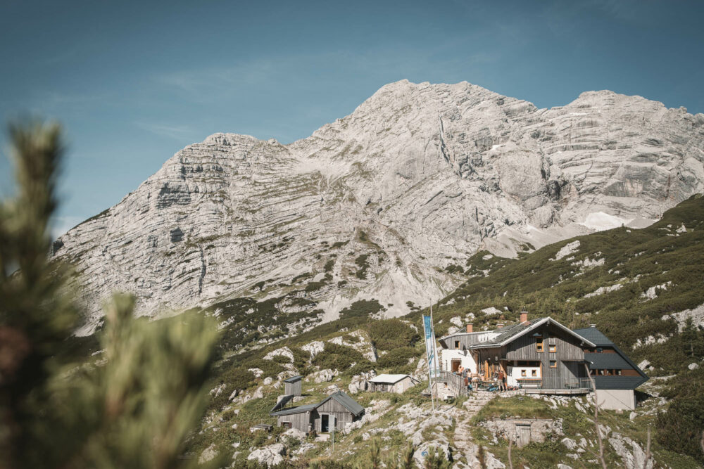 Hesshütte im Nationalpark Gesäuse vor alpiner Bergkulisse