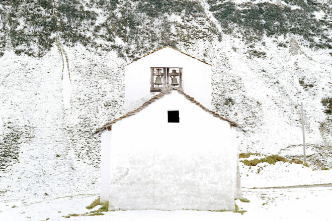 Kleine Kapelle im Schnee vor Berglandschaft im Val Lumnezia fotografiert von Sandro Livio Straube