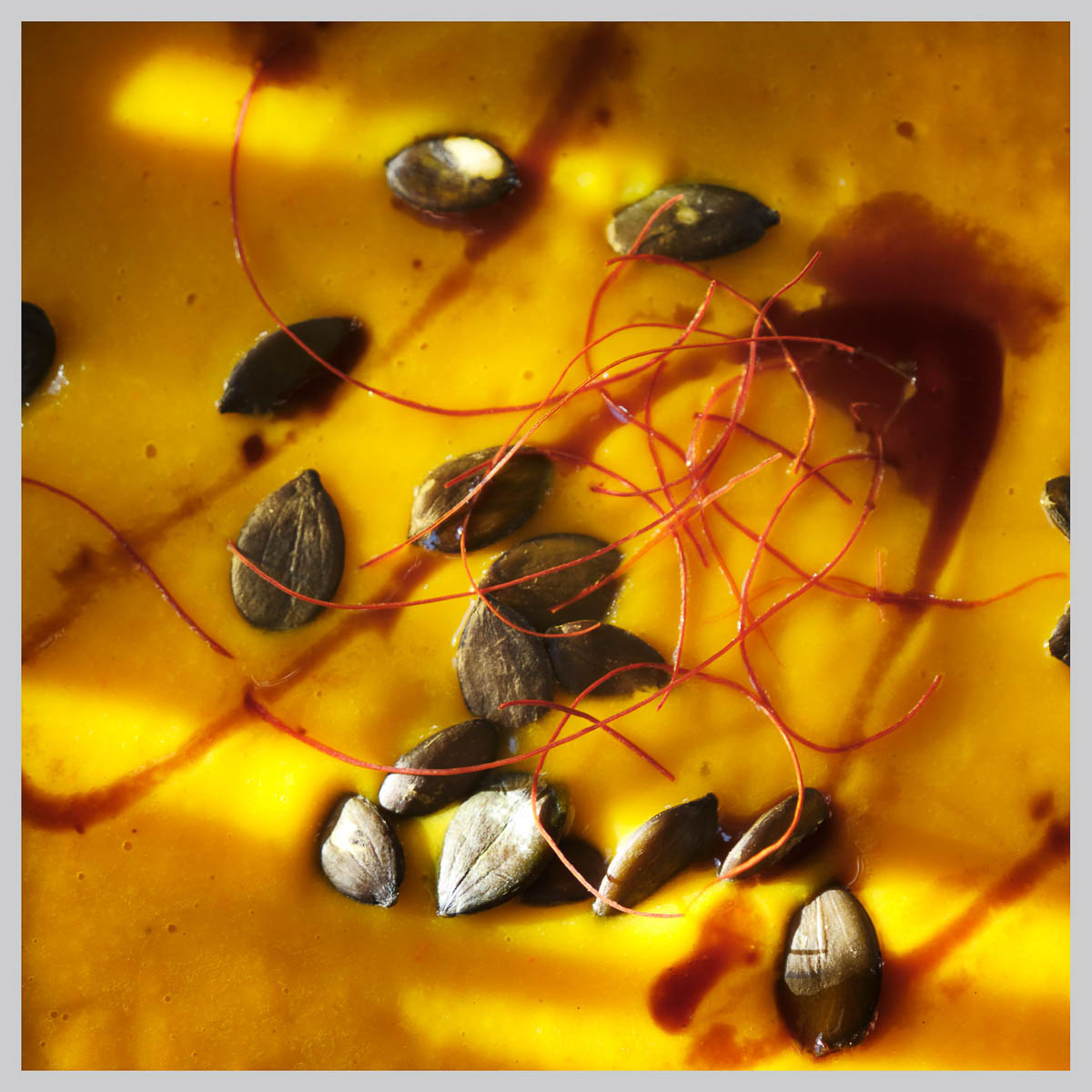 Hausgemachte Kürbissuppe mit Kürbiskernen auf der Skidurchquerung Tour de Soleil zwischen Wallis und Piemont