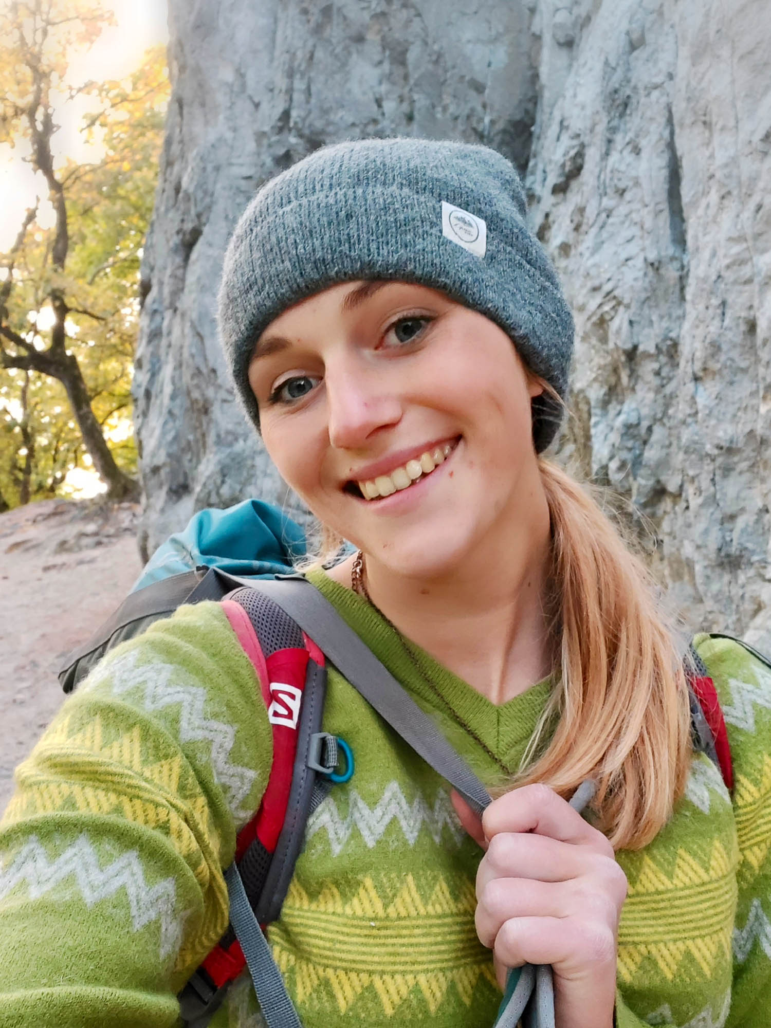 Portrait von Rebeka Tréfová beim Wandern in den Bergen