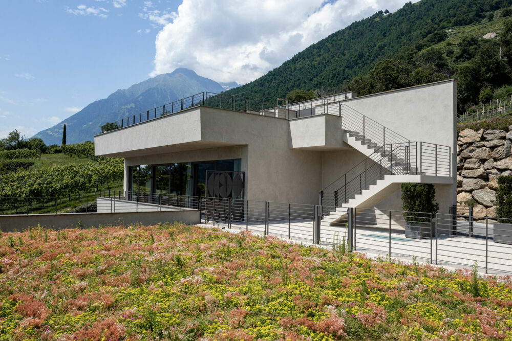 Architektur des Spazio 46 oberhalb der Weinberge von Algund bei Meran, Teil der Pergola Suiten.